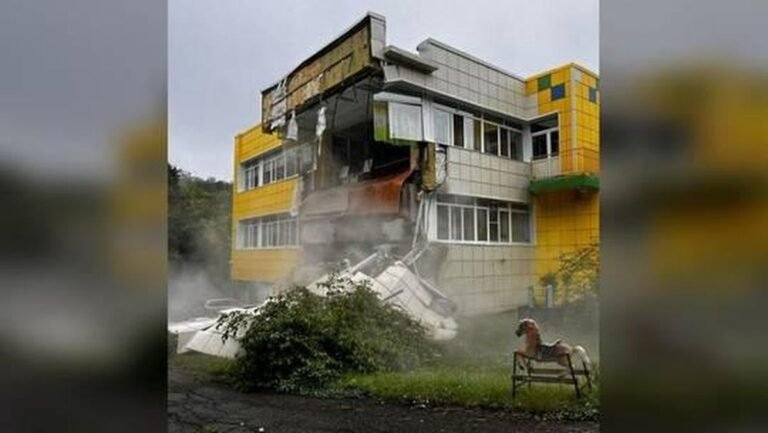 gedung-tk-di-area-petropavlovsk-kamchatsky-runtuh-akibat-gempa-dahsyat-rusia-1753850984795_169