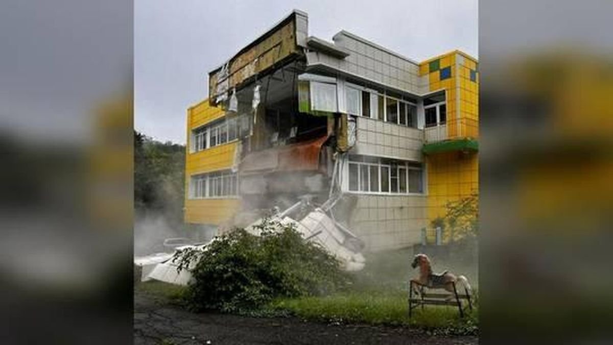 gedung-tk-di-area-petropavlovsk-kamchatsky-runtuh-akibat-gempa-dahsyat-rusia-1753850984795_169